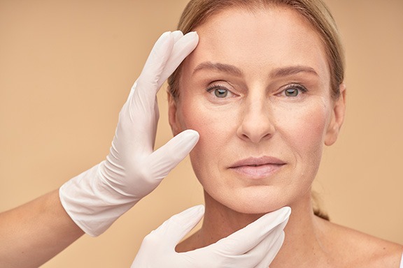 Todo lo que debes saber sobre el lifting facial en Pamplona y Bilbao